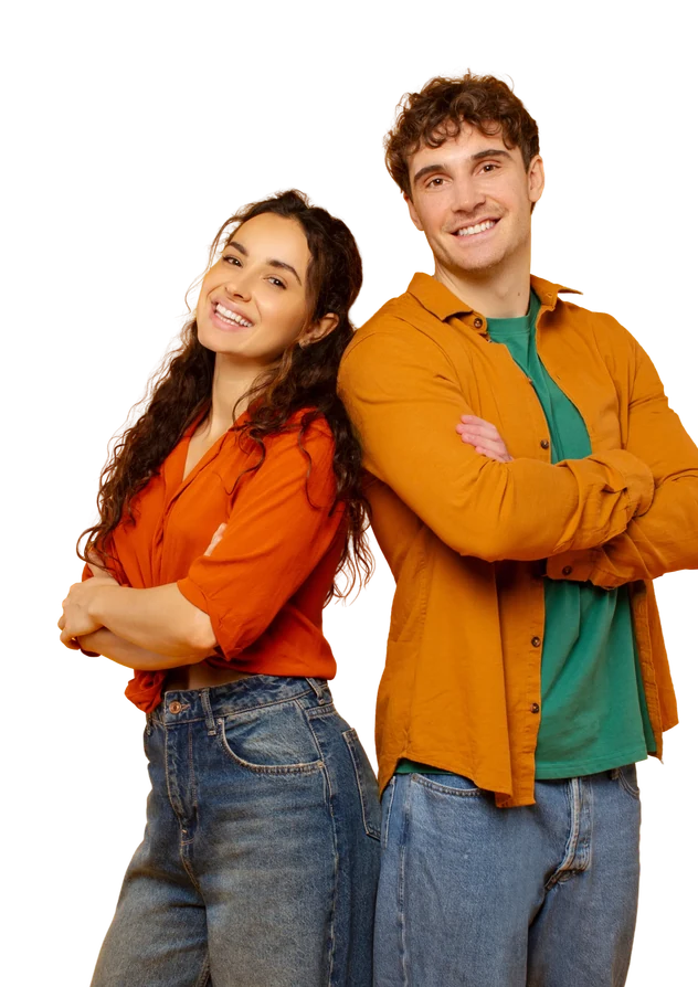 Um homem e uma mulher jovens, lado a lado, sorrindo