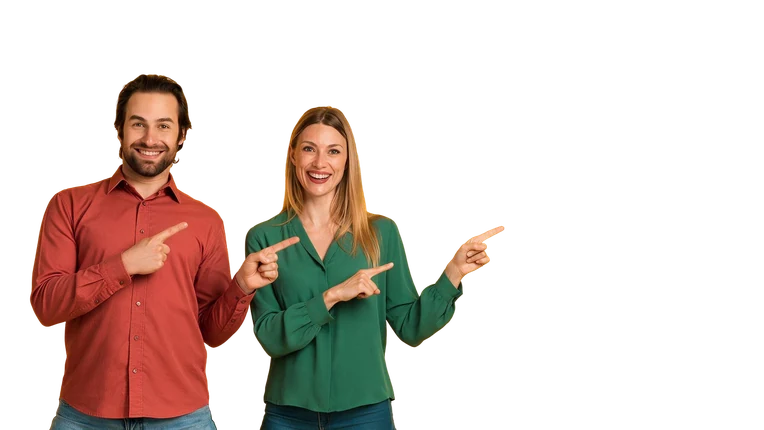 Um homem e uma mulher sorrindo e apontando para o slogan DiCarlo