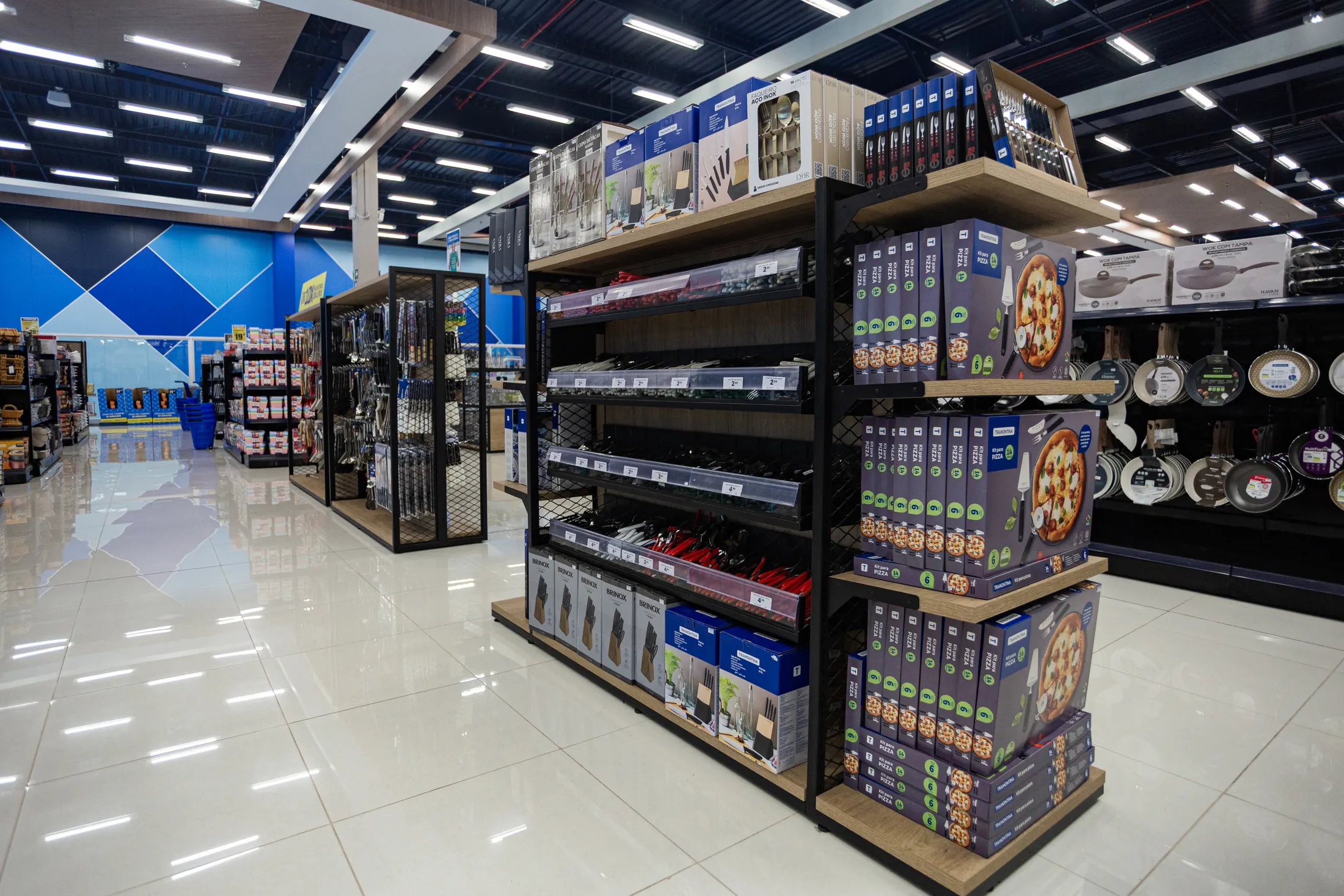 Interior de loja com prateleiras de utilidades domésticas