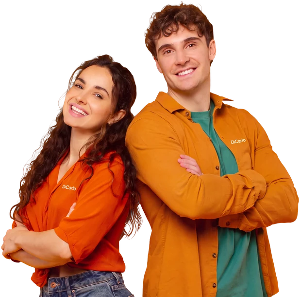 Um homem e uma mulher jovens, lado a lado, sorrindo