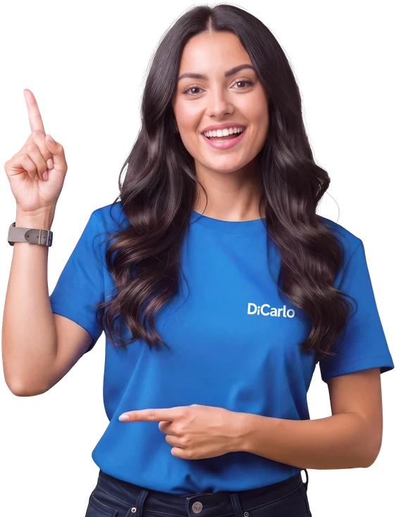 Mulher sorrindo apontando para o texto do banner