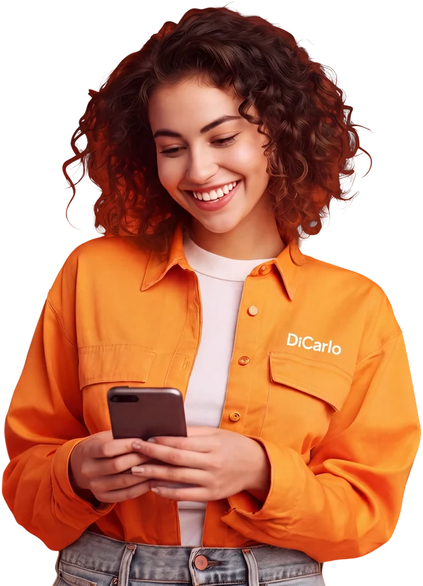 Mulher sorrindo olhando o celular, vestindo jaqueta laranja