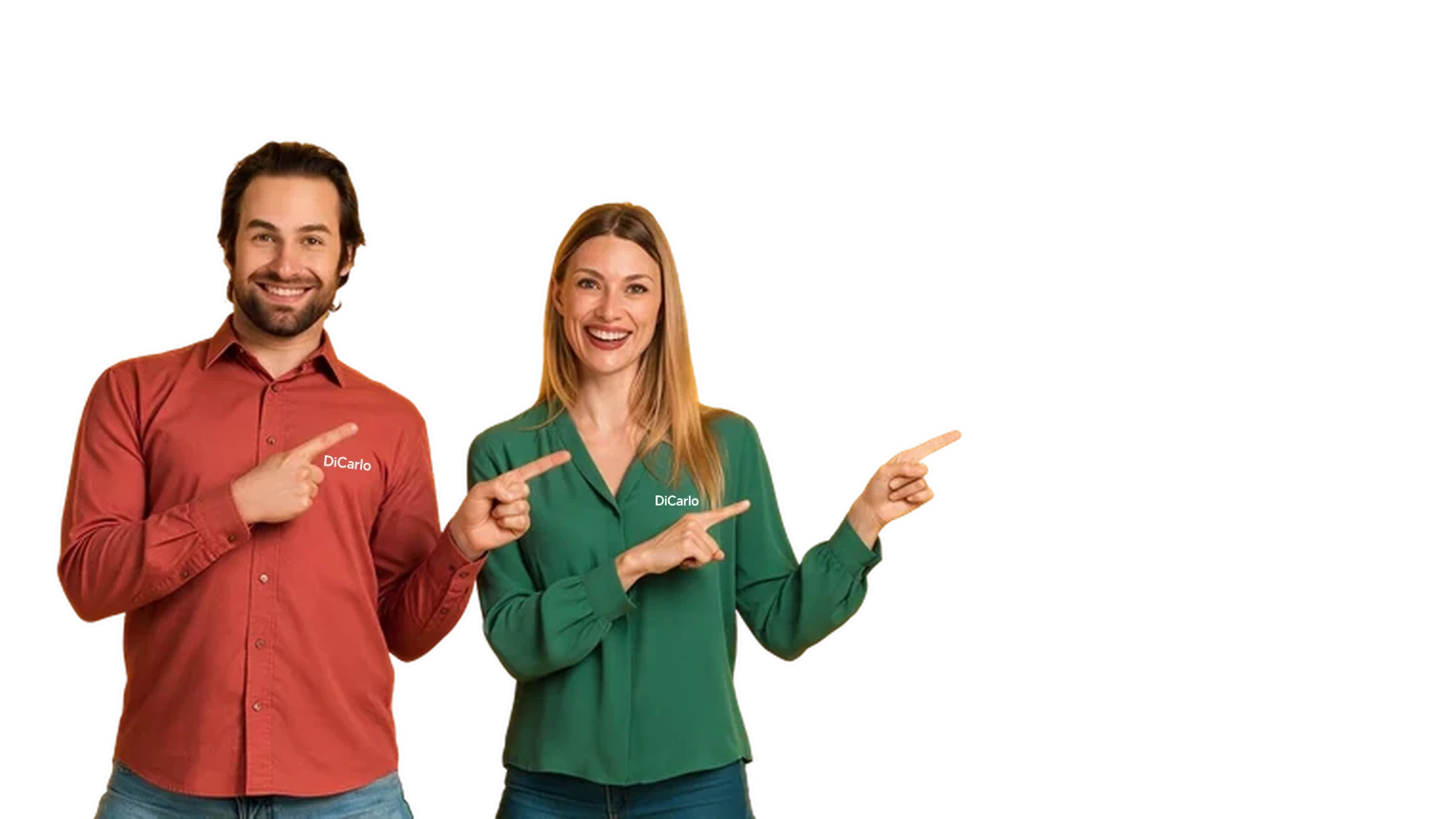 Um homem e uma mulher sorrindo e apontando para o slogan DiCarlo